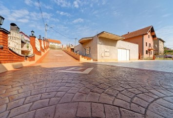 Cobblestone wave pattern integrated with driveway